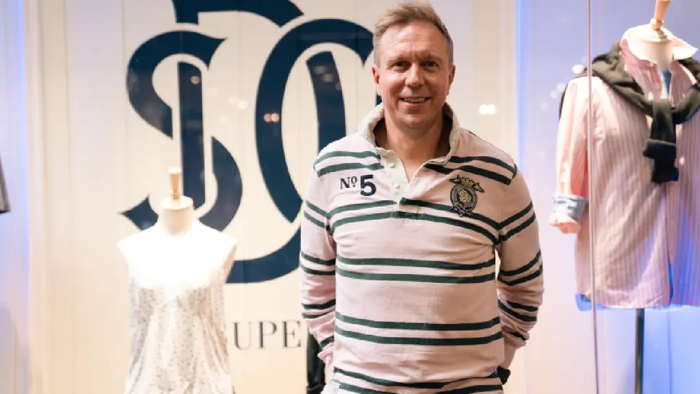 Matt Brewster, Director Global Superdry, en el frente del nuevo local de la marca en Unicenter
