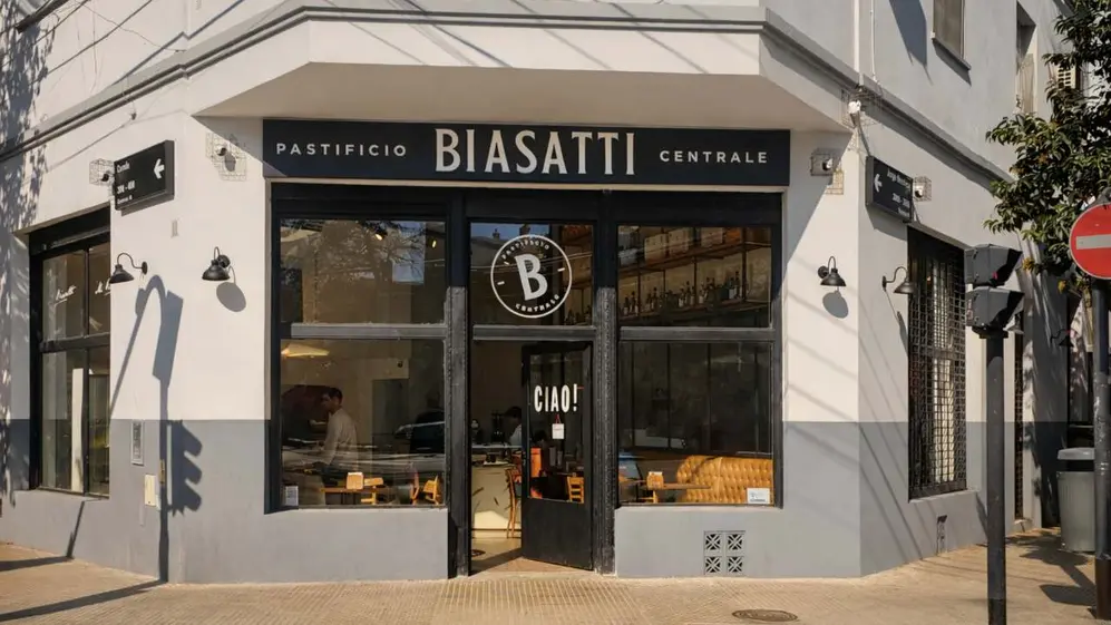 Fachada en esquina de otra sucursal de BIASATTI - Pastificio Centrale