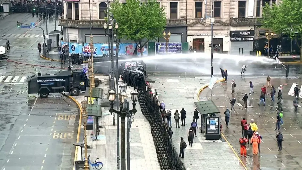El camión hidrante de la policía respondió a los manifestantes