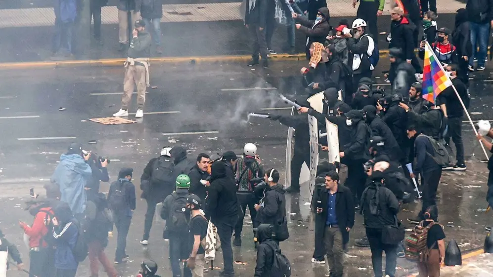 Los manifestantes tiraron fuegos artificiales contra la policía