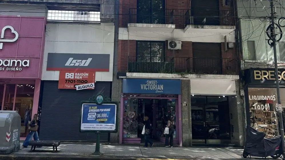 Locales en alquiler o con las persianas bajas en el la avenida Santa Fe