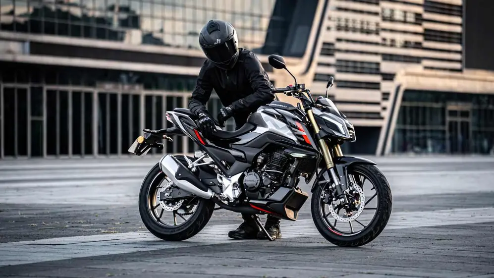 Un motor de 250 cc es cómodo y ágil para uso urbano y salida a la ruta.
