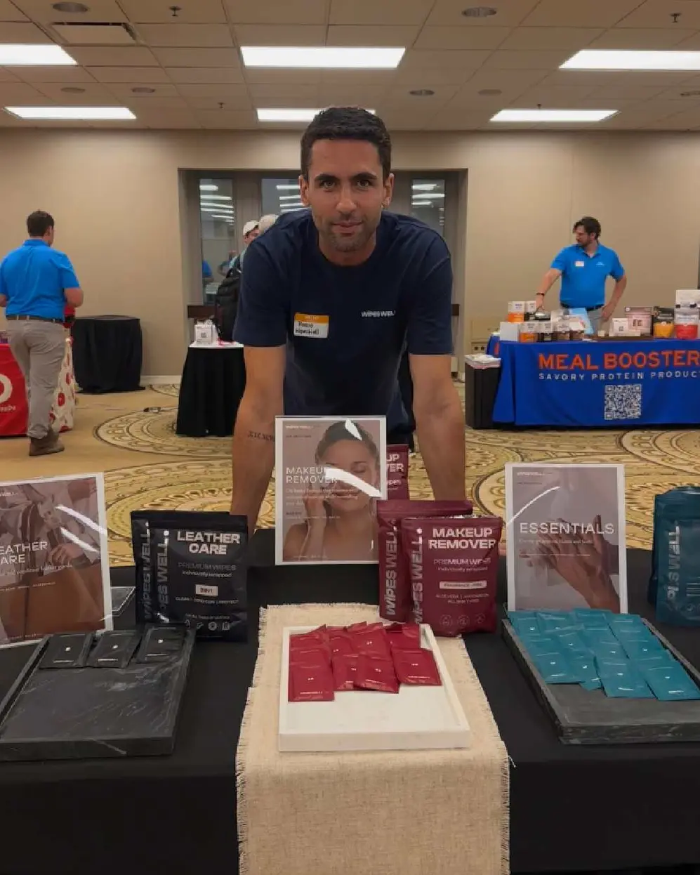 Pablo Da Silva Ertola, fundador de Wipes Wells, en una exposición presentando sus productos