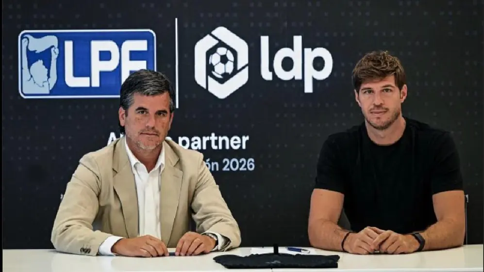 El CEO de la Liga Profesional de Fputbol  Francisco Duarte y Juan Cruz Gotta por firmar un acuerdo