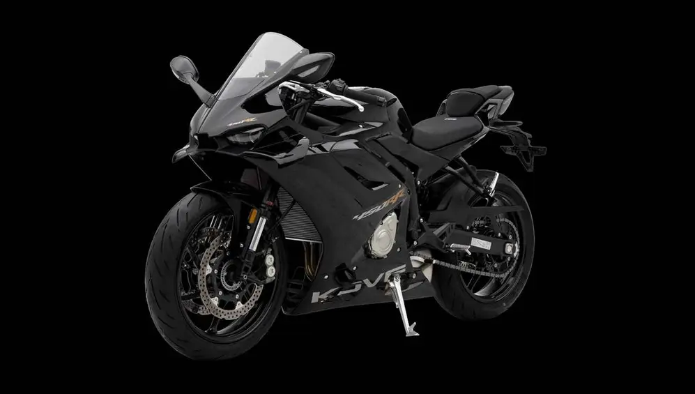 Moto modelo Kove 450 RR color negro de perfil con fondo negro foto oficial