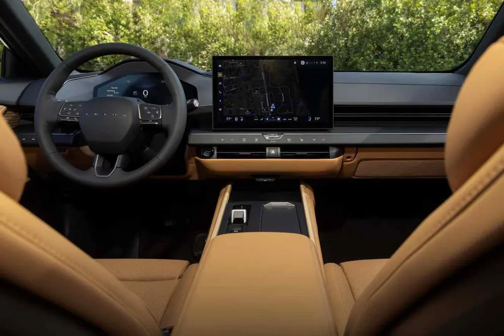 Interior de auto de frente. foto oficial.
