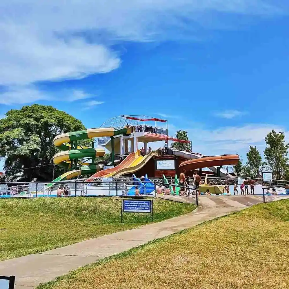 Termas de Colón cuenta con 13 piscinas de aguas mesotermales, con temperaturas de entre 32°C y 40°C