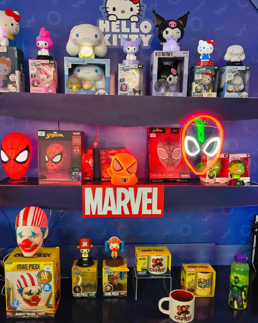 Stand con productos, muñecos y tazas de Marvel y Hello Kitty