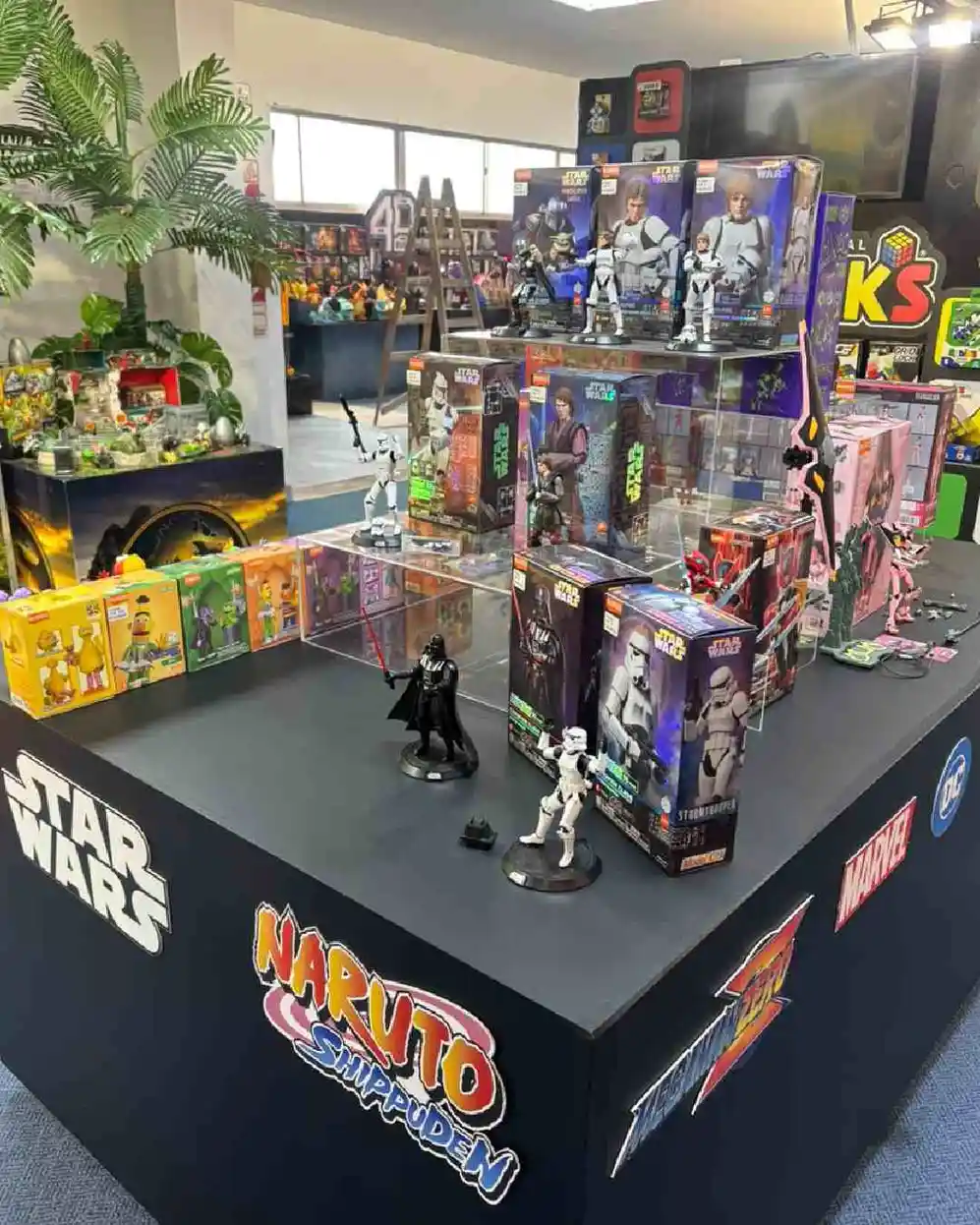 Variedad de personales y muñecos de Star Wars y Naruto exhibdos en un local
