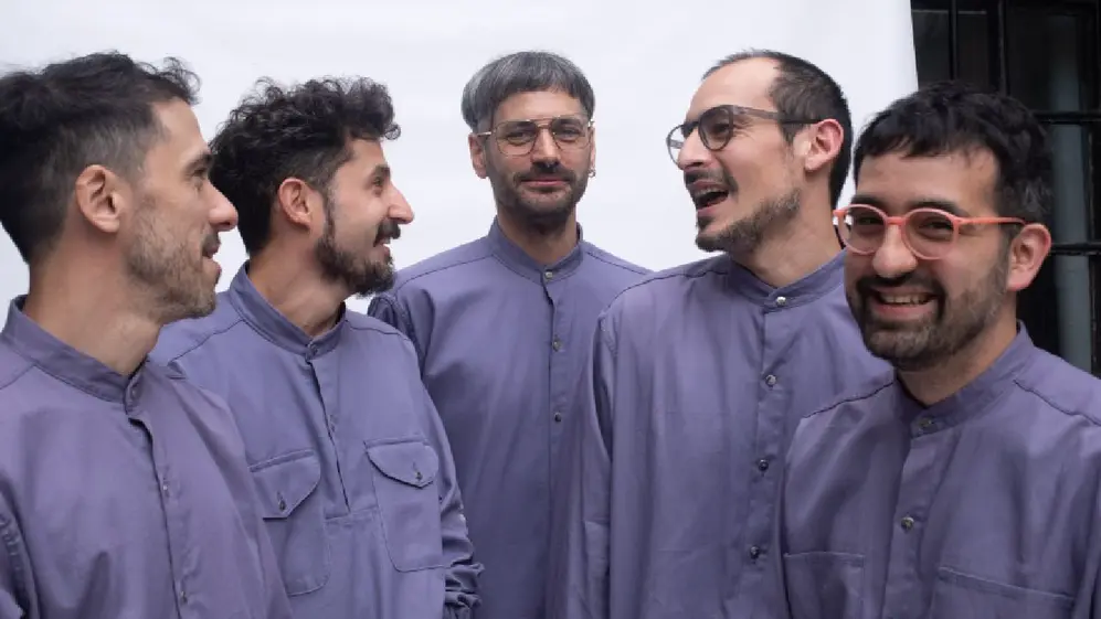 Modelos masculinos vestidos con mamelucos azules de la marca OMBU
