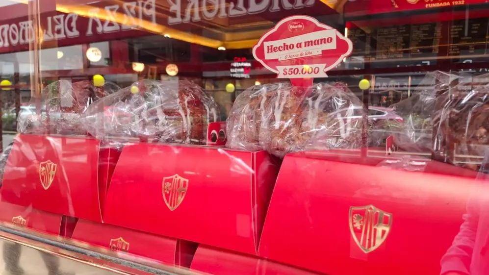 Foto del frente del local de Güerrín, con sus pan dulces y el precio que tiene cada uno