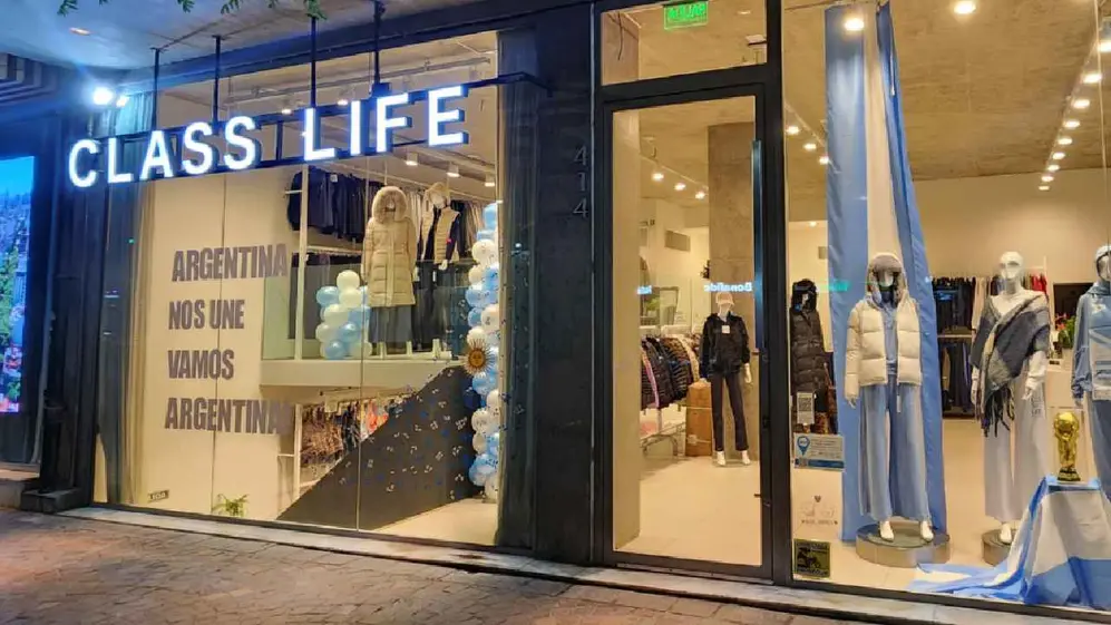 Local de la marca Class Life con indumentaria alusiva a la Selección argentina en su vidriera