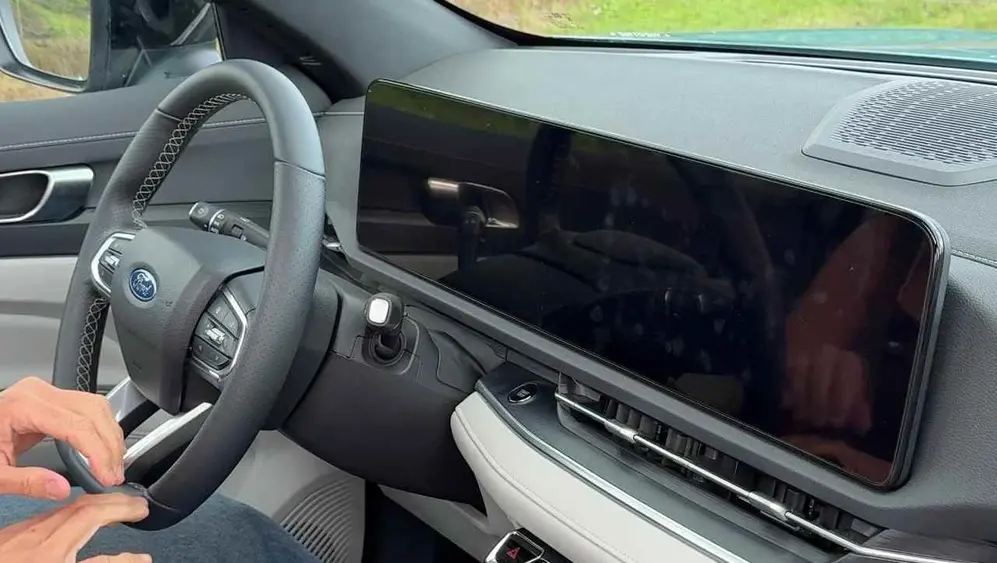 Pantalla de SUV y parte de volante y tablero del ford territory