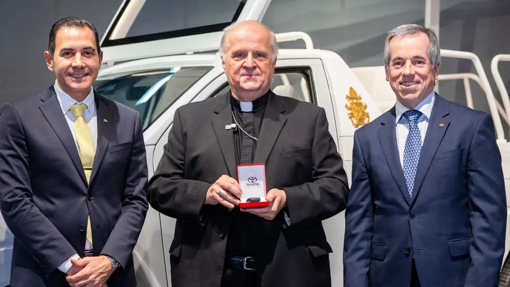 Otras de las imágenes que difundió Toyota sobre la presentación del papamóvil