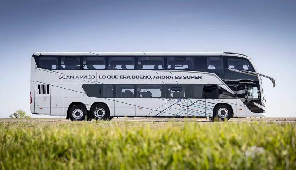 Bus de perfil sobre ruta. foto oficial