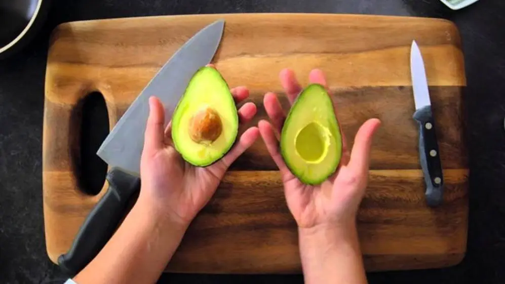 Para hacer té de carozo de palta hay que separarlo de la pilpa