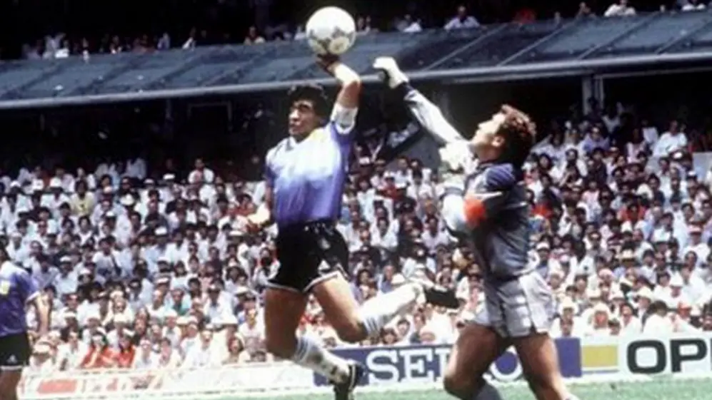 El momento en el que Maradona convirtió el primer gol del partido contra los ingleses con la mano, en el Mundial de 1986.