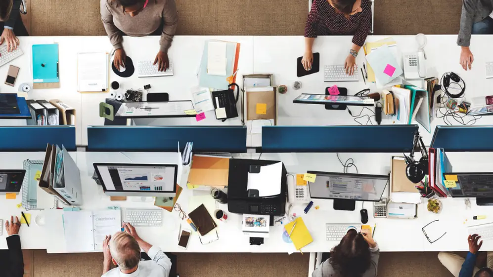 El hot desking ofrece espacios de trabajo remotos donde conviven profesionales de diferentes áreas, favoreciendo el espíritu creativo