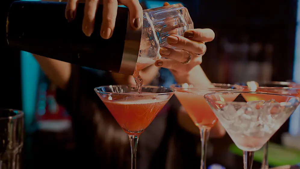 Cursos del Gobierno de la Ciudad para inserción laboral en el área de bartender, 