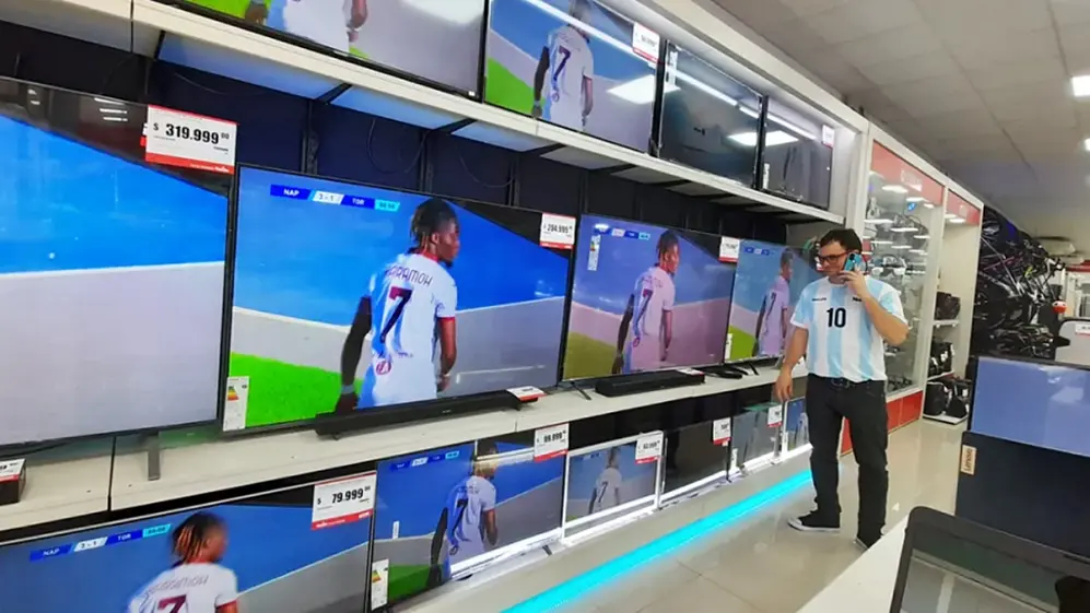 El Mundial podría mejorar el humor social... siempre que no se corte la luz durante los partidos.