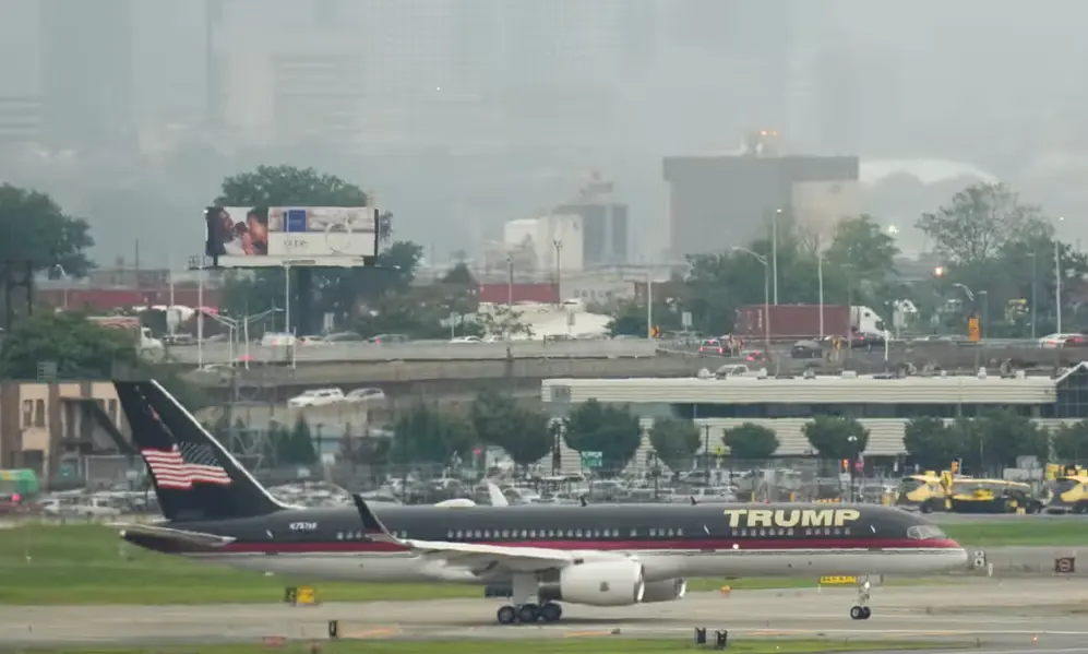 En su propio avión, Donald Trump