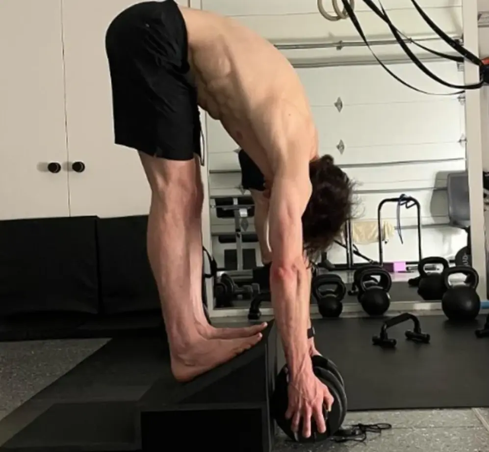 El hombre Peter Pan hace gimnasia una hora por día.