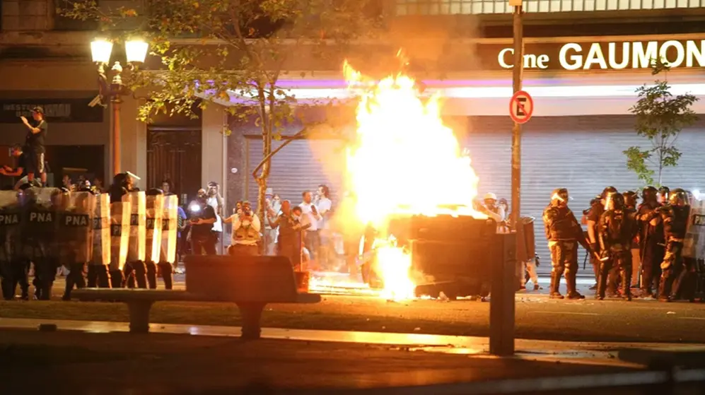 Los manifestantes prendieron fuego un contenedor.