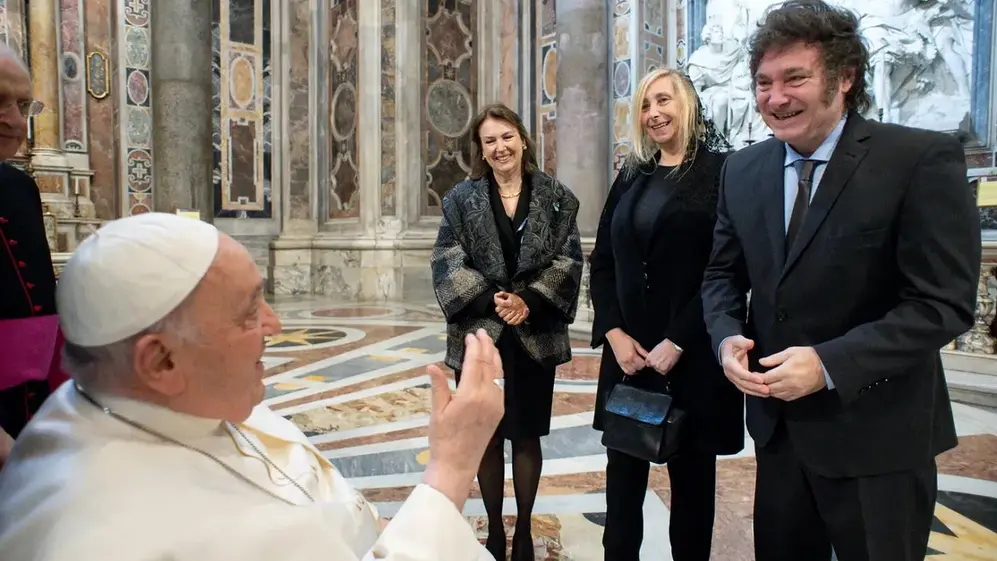 Acompañado por Diana Mondino y su hermana Karina, Javier Milei se acercó al Papa.