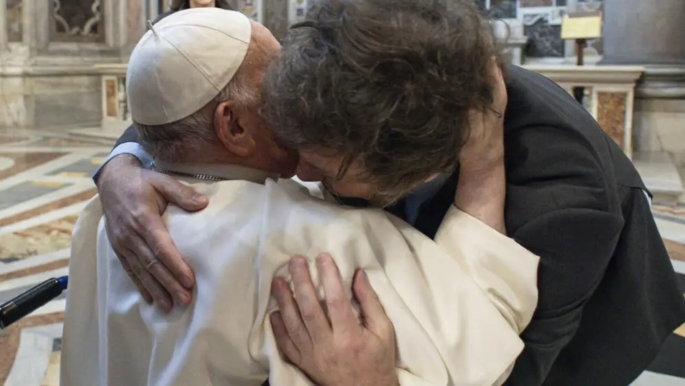 El Presidente se acercó al Papa y se saludaron de forma amena.