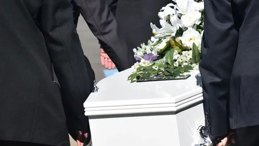¿Cuánto gana un director de funeraria?