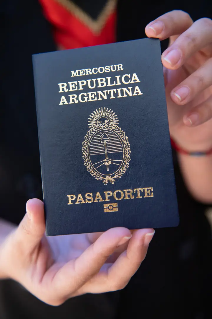 Para viajar a Europa se debe tener el pasaporte al día 