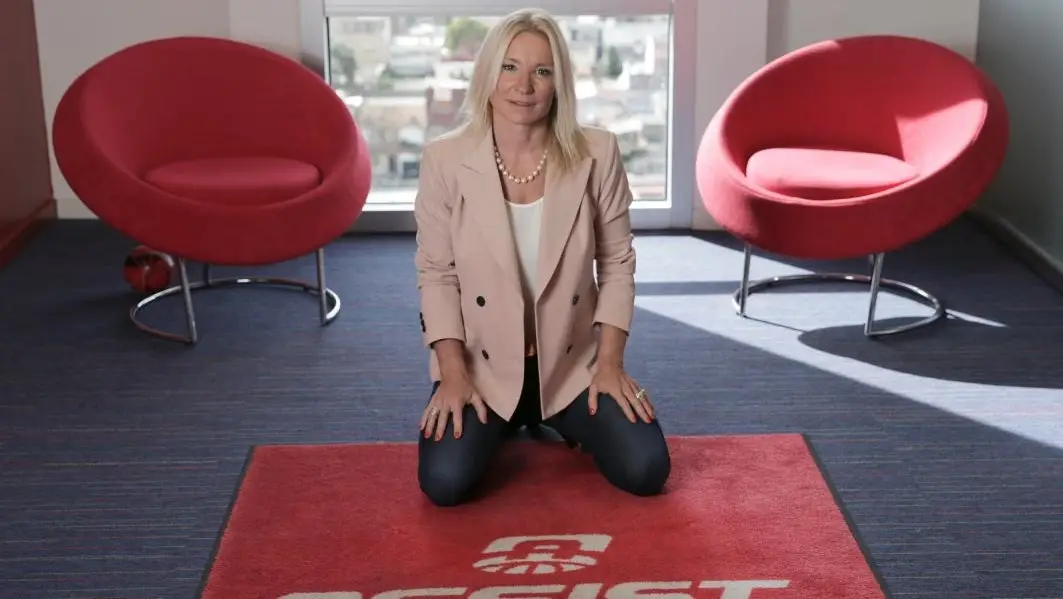 Alexia Keglevich llegó a ser CEO de la empresa de su padre, pero la echaron por teléfono.