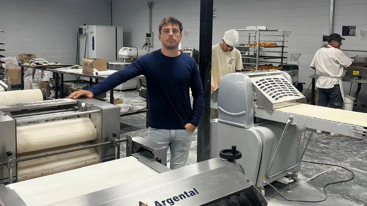 Arracó revendiendo medialunas congeladas en su auto y ahora lidera una pyme con tres plantas de producción y abastece a más de 2000 comercios minoristas del país