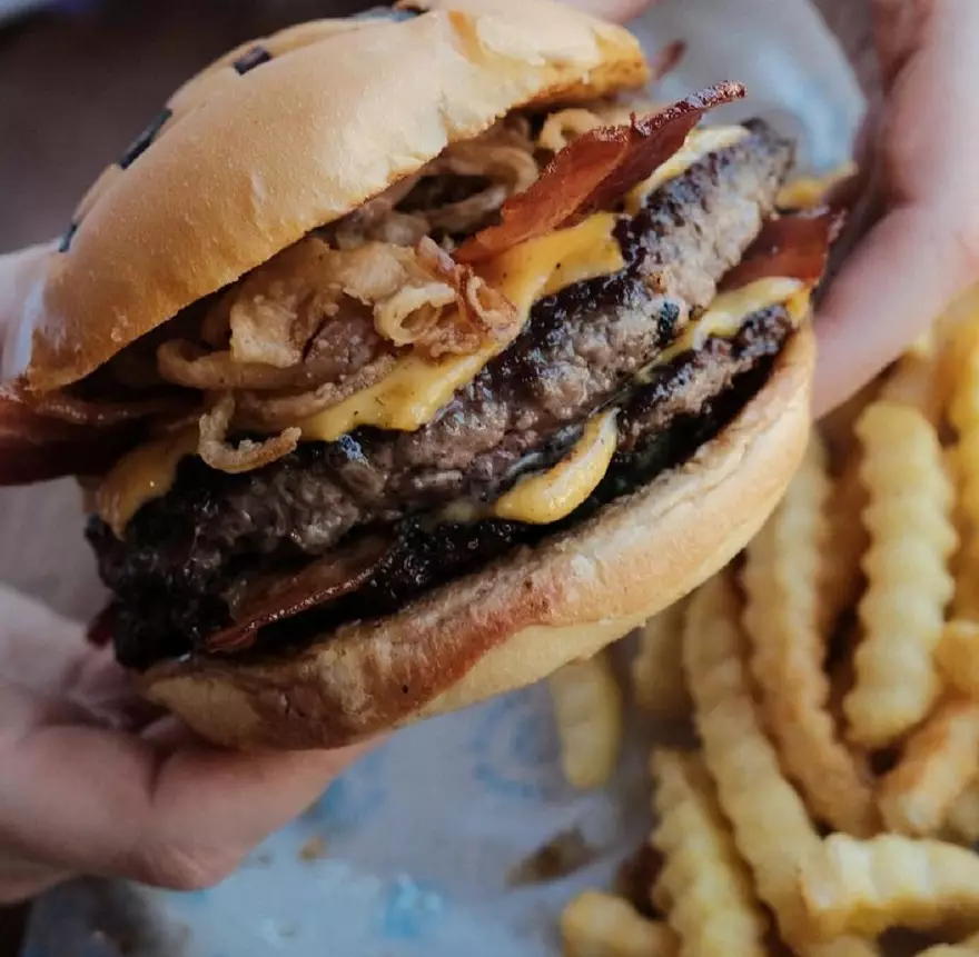 Para probar: La Toresani, hamburguesa con huevo, en homenaje al ex jugador de fútbol