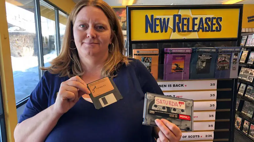 En el último local de Blockbuster se consiguen hasta disketes y VHS.