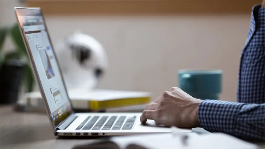 Dejar comentarios en otros sitios o crear contenido también es una forma de hacer crecer tu marca en Internet con poco dinero