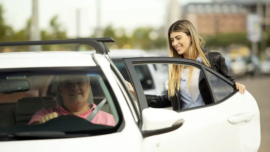 Choferes usan Uber para ganar dinero extra