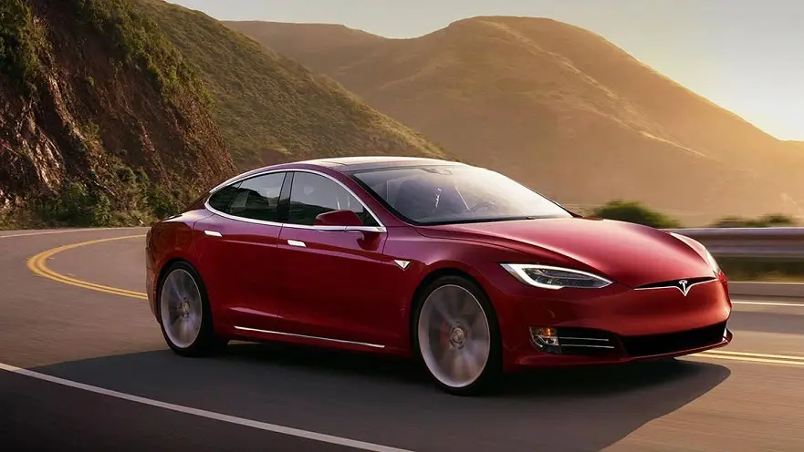 Tesla S, el sedán eléctrico incrementó su autonomía.