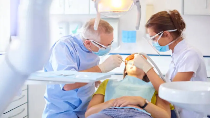 ¿Qué hace y cuánto gana un higienista dental?