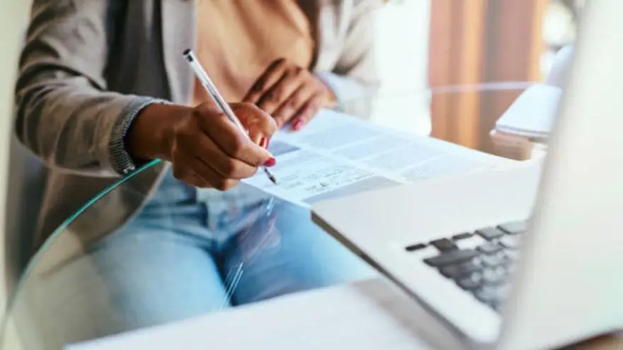 Algunos trabajos se pueden hacer desde casa con una computadora e Internet como herramientas  principales