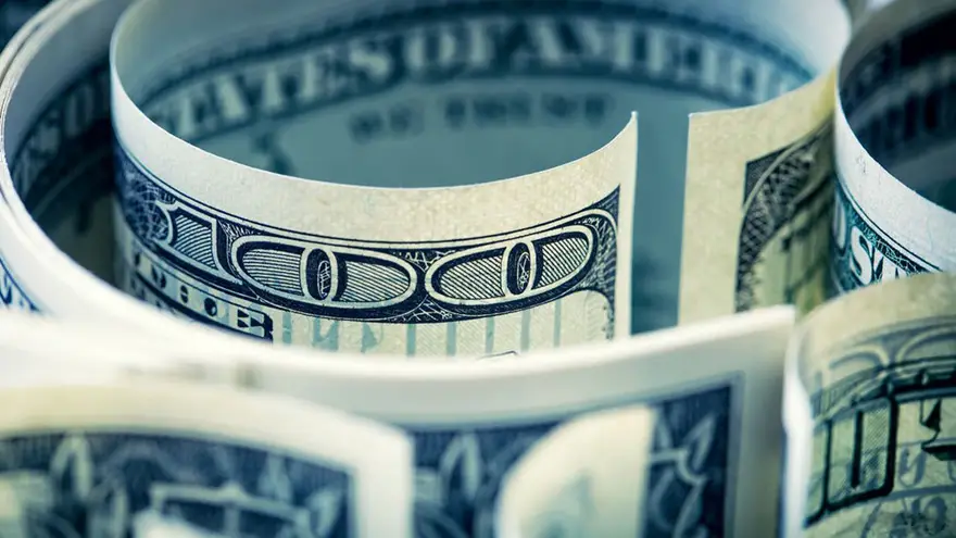 En fijar el precio del dólar intervienen cuestiones externas e internas, como la inflación, déficit fiscal y emisión monetaria, entre otros