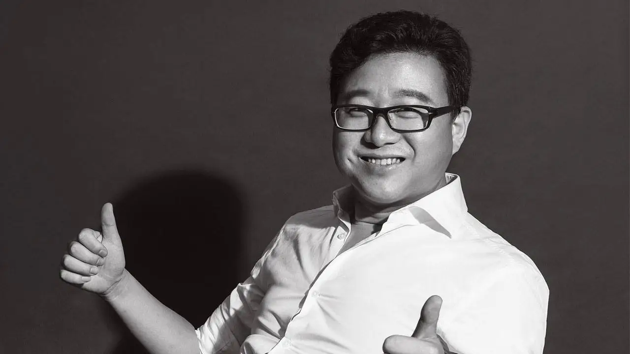 Preside NetEase, una de las mejores plataformas de juegos en línea del mundo. Ocupa el 11° lugar en la lista de los empresarios tecnológicos más millonarios del mundo.