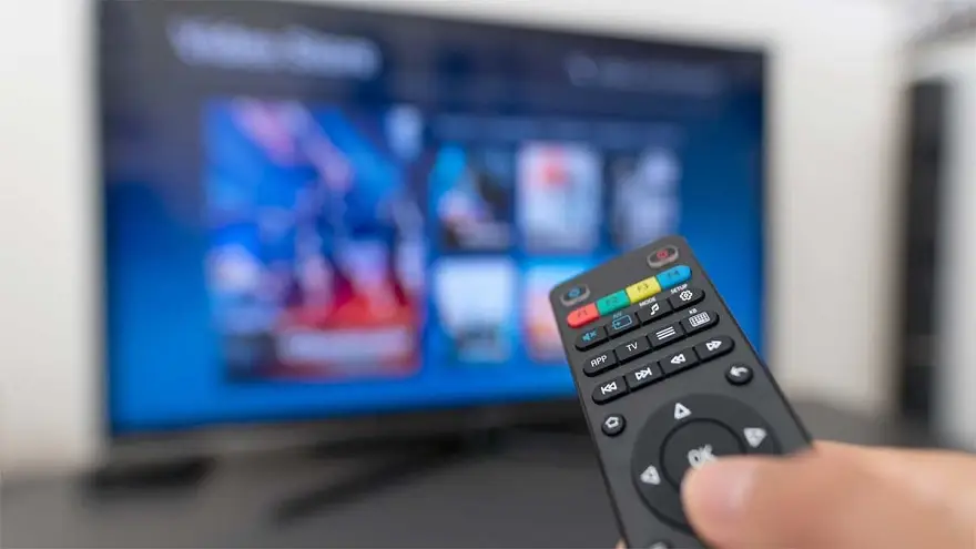 La compra incluye a los servicios de televisión de DirecTV y Sky en Brasil.