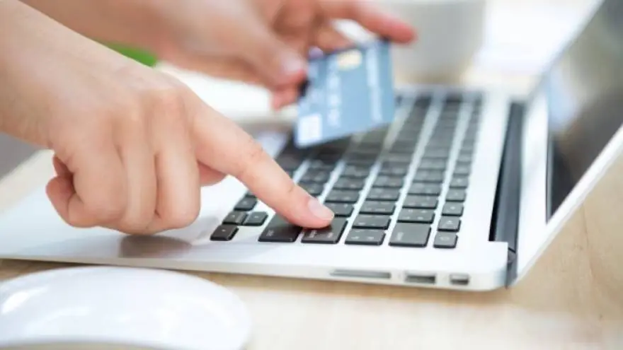 Las tarjetas de crédito y débito son una de las opciones para pagar los servicios 