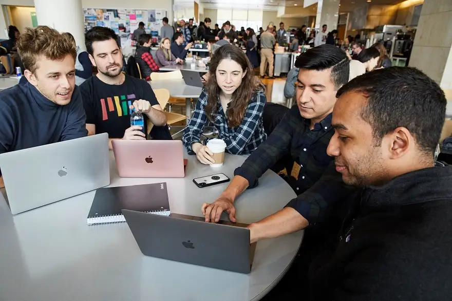 Estudiantes de MIT Sloan en el campus norteamericano