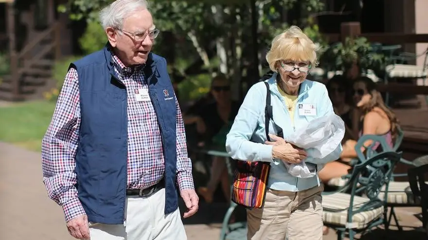 Warren Buffett y su esposa, Astrid, en Sun Valley en 2014.