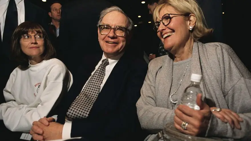 Warren Buffett, acompañado de su hija, Susan Alice Buffett, y su primera esposa, Susan Buffet.