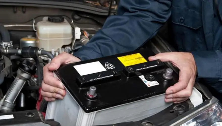 La batería es la primera afectada si se carga el celular en el auto