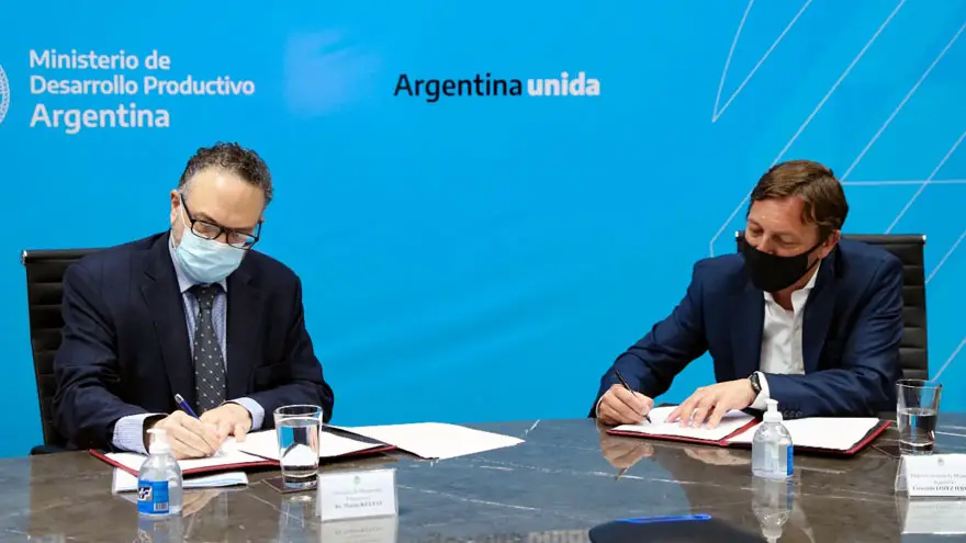 Kulfas (a la izquierda) y López Iervasi firman el acuerdo.