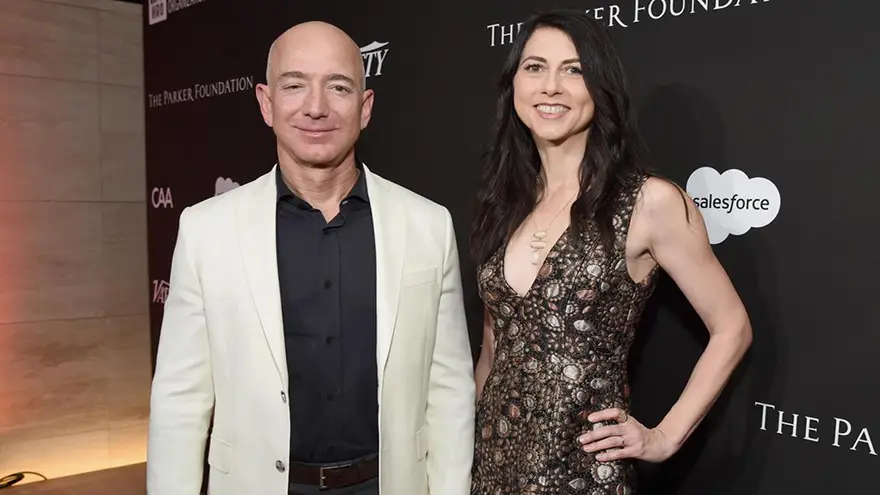 Soctt estuvo casada 25 años con Bezos y a su divorcio, en 2019, obtuvo el 4% de las acciones de Amazon